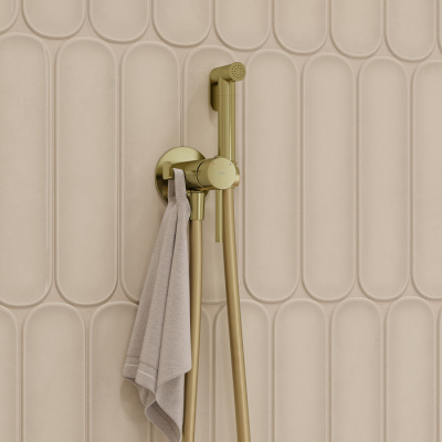 Встраиваемый смеситель с гигиеническим душем, матовое золото, IDDIS, 005MGR0i08 фото в интернет-магазине Русалия