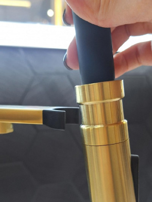 Смеситель для кухни с гибким изливом Flusso 050202 OrSp AltroBagno фото в интернет-магазине Русалия