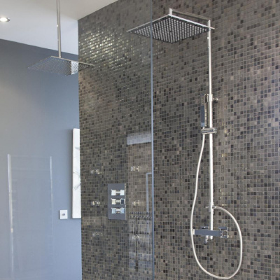 Душевая термостатическая система наружнего монтажа с телескопическим тропическим душем и душевым комплектом KUATRO 4754RK250 Ramon Soler фото в интернет-магазине Русалия