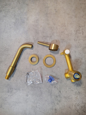 Смеситель для раковины AltroBagno Metropoli 010505 OrSp AltroBagnoMetropoli010505OrSp фото в интернет-магазине Русалия