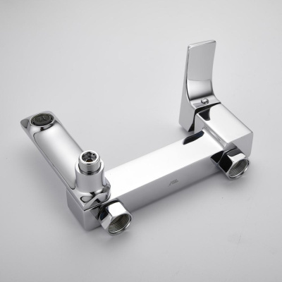 Смеситель для ванны с душем BELZ B60709 хром, латунь, с поворотным изливом, современный фото в интернет-магазине Русалия