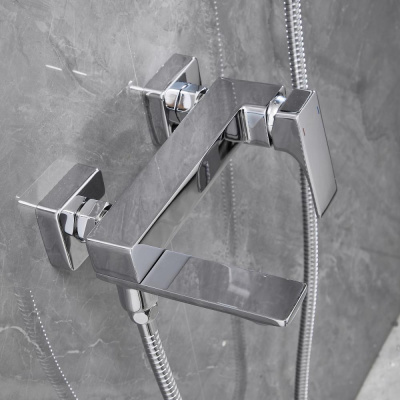 Смеситель для ванны с душем BELZ B60709 хром, латунь, с поворотным изливом, современный фото в интернет-магазине Русалия